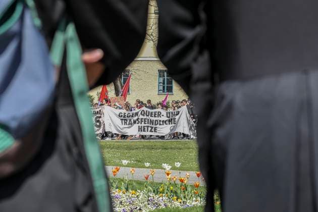 13.04.2024, Feminismus in die Offensive Demo, München: Anlässlich des rechtskonservativen Marsch für das Leben gingen mehrere tausend Menschen im Gegenprotest gegen jenen Marsch auf die Straße. Unter dem Motto Feminismus in die Offensive forderten sie ein Recht auf Abtreibung und ein Eintreten für das Recht der Selbstbestimmung von Frauen. Bayern Deutschland Feminsmus in die Offensive Demo-10 *** 13 04 2024, Feminism on the offensive Demo, Munich On the occasion of the right-wing conservative March for Life, several thousand people took to the streets in counter-protest against the march Under the slogan Feminism on the offensive, they demanded a right to abortion and support for womens right to self-determination Bavaria Germany