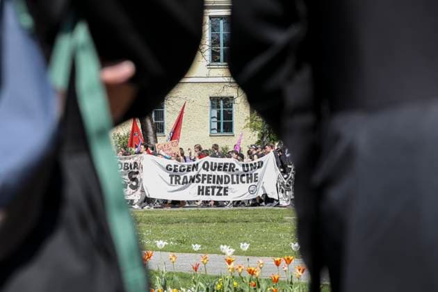 Bilder des Jahres 2024, News 04 April News Themen der Woche KW15 News Bilder des Tages 13.04.2024, Feminismus in die Offensive Demo, München: Anlässlich des rechtskonservativen Marsch für das Leben gingen mehrere tausend Menschen im Gegenprotest gegen jenen Marsch auf die Straße. Unter dem Motto Feminismus in die Offensive forderten sie ein Recht auf Abtreibung und ein Eintreten für das Recht der Selbstbestimmung von Frauen. Bayern Deutschland Feminsmus in die Offensive Demo-11 *** 13 04 2024, Feminism on the offensive Demo, Munich On the occasion of the right-wing conservative March for Life, several thousand people took to the streets in counter-protest against the march Under the slogan Feminism on the offensive, they demanded a right to abortion and support for womens right to self-determination Bavaria Germany