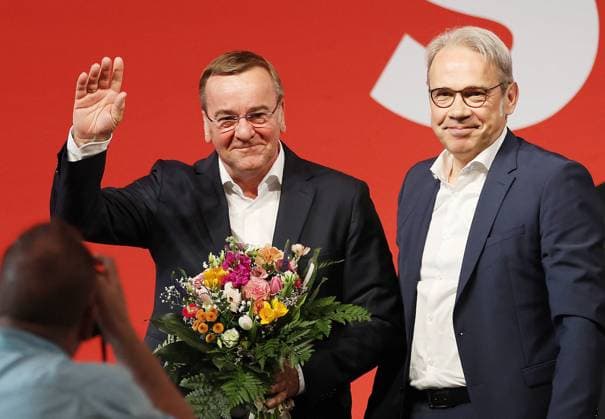 News Themen der Woche KW15 News Bilder des Tages Landesdelegiertenkonferenz SPD Thueringen 13.04.2024, Erfurt, Messe, Congress Center, Landesdelegiertenkonferenz zur Aufstellung der Landesliste für die Landtagswahl der SPD Thueringen im Bild: Bundesverteidigungsminister Boris Pistorius und SPD-Landesvorsitzender und Spitzenkandidat zur Landtagswahl Georg Maier *** State delegates conference SPD Thuringia 13 04 2024, Erfurt, Messe, Congress Center, State delegates conference to draw up the state list for the state election of the SPD Thuringia in the picture Federal Minister of Defense Boris Pistorius and SPD state chairman and top candidate for the state election Georg Maier