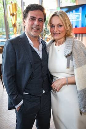 Die DEUTSCHE FILMAKADEMIE lädt zum Nominiertenabend des DEUTSCHEN FILMPREISES 2024 Shan Rahimkhan mit Ehefrau Claudia Die DEUTSCHE FILMAKADEMIE lädt zum Nominiertenabend des DEUTSCHEN FILMPREISES 2024 in die BAR BRASS in Berlin Copyright: xEventpressxFuhrx