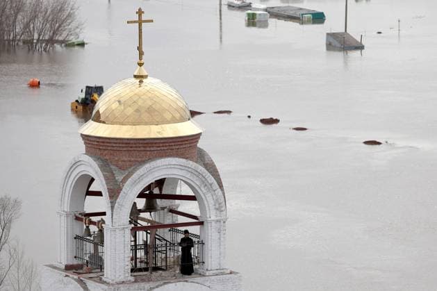 Bilder des Jahres 2024, News 04 April News Themen der Woche KW15 News Bilder des Tages RUSSIA, ORENBURG - APRIL 14, 2024: An Orthodox priest takes a look from a belfry as the Church of Our Lady of the Sign rises over floodwater. The mayor s office reports 7,615 household plots and 3,540 houses flooded as of the morning of April 13. Yegor Aleyev TASS  69091038
