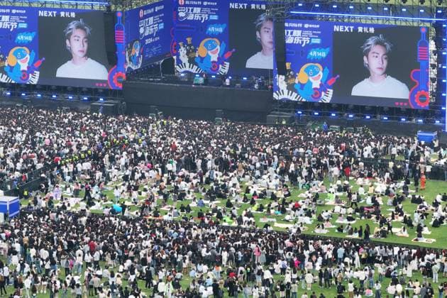 024 Nanjing Finless Dolphin Music Festival NANJING, CHINA - APRIL 14, 2024 - A large number of spectators attend the 2024 Nanjing Finless Dolphin Music Festival in Nanjing, Jiangsu province, China, April 14, 2024. Nanjing Jiangsu China  Copyright: xCFOTOx i1713098350585