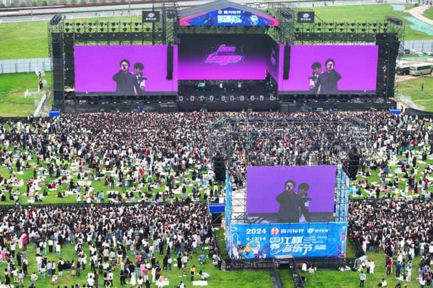 024 Nanjing Finless Dolphin Music Festival NANJING, CHINA - APRIL 14, 2024 - A large number of spectators attend the 2024 Nanjing Finless Dolphin Music Festival in Nanjing, Jiangsu province, China, April 14, 2024. Nanjing Jiangsu China  Copyright: xCFOTOx i1713098351684