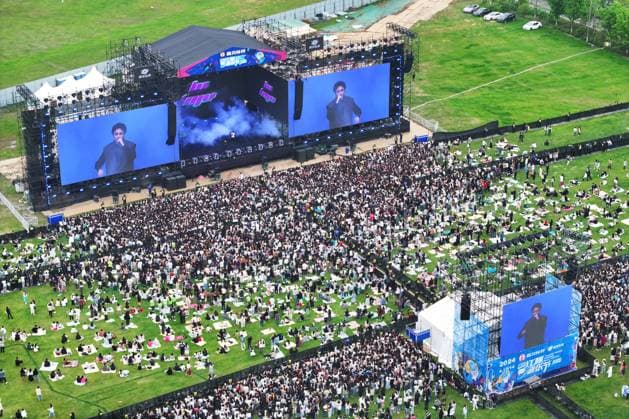 024 Nanjing Finless Dolphin Music Festival NANJING, CHINA - APRIL 14, 2024 - A large number of spectators attend the 2024 Nanjing Finless Dolphin Music Festival in Nanjing, Jiangsu province, China, April 14, 2024. Nanjing Jiangsu China  Copyright: xCFOTOx i1713098351910