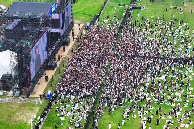 024 Nanjing Finless Dolphin Music Festival NANJING, CHINA - APRIL 14, 2024 - A large number of spectators attend the 2024 Nanjing Finless Dolphin Music Festival in Nanjing, Jiangsu province, China, April 14, 2024. Nanjing Jiangsu China  Copyright: xCFOTOx i1713098352149