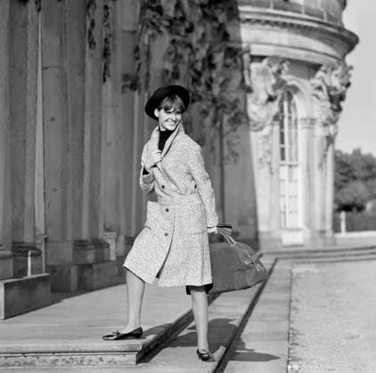 01.07.1971, Potsdam, Bezirk Potsdam, DDR - Werbeaufnahme fuer Modezeitschriften: Model zeigt im Park Schloss Sanssouci die neueste Damenmode. (20-30 Jahre, 70er Jahre, Alltag, aussen, Aussenaufnahme, Bekleidung, Bezirk Potsdam, Businessmode, Damenmode, DDR, deutsch, Deutsche Demokratische Republik, Deutschland, Europa, europaeisch, Fashion, Frau, GDR, Gesellschaft, Handtasche, Herbstmode, Historie, historisch, Hut, Jacke, Jahreszeit, Kaukasierin, kaukasisch, Kleidung, Mannequin, Mensch, Mode, Modeaufnahme, Modekollektion, Model, Modeshooting, modisch, Person, pmscartandhistory, Pose, posieren, Potsdam, praesentieren, Pramo, QF, Quadrat, Querformat, Reisetasche, s w, Sanssouci, Schloss Sanssouci, schwarz weiss, schwarz-weiss, Schwarzweiss, S