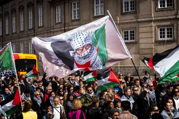 News Themen der Woche KW15 News Bilder des Tages Pro-Palestinian demonstration in Copenhagen on Sunday, April 14, 2024. The demonstration protests against Danish trade with weapon parts to Israel. The conflict in the Middle East escalated on the night to Sunday, where Iran sent several hundred missiles and drones against Israel. Today s demonstration is planned ahead of the night s events. (Photo: Emil Nicolai Helms Scanpix 2024) , Denmark Kobenhavn *** Pro Palestinian demonstration in Copenhagen on Sunday, April 14, 2024 The demonstration protests against Danish trade with weapon parts to Israel The conflict in the Middle East escalated on the night to Sunday, where Iran sent several hundred missiles and drones against Israel Today s demonstration is planned ahead of the night s event  Copyright: EmilxNicolaixHelmsx spdk20240414-171816-L