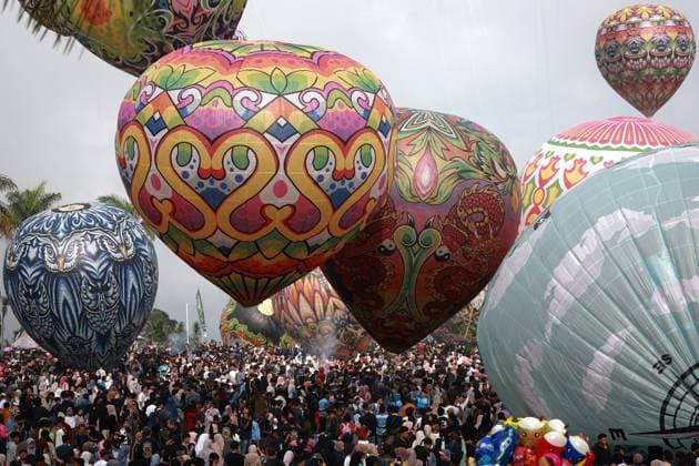 Bilder des Jahres 2024, News 04 April News Themen der Woche KW15 News Bilder des Tages Hot Air Balloon Festival Residents release giant balloons into the air during a traditional hot air balloon festival in Wonosobo, West Java Province, Indonesia, Sunday, April 14 2024. This festival was held to celebrate the end of the holy month of Ramadan and the entry of the Muslim holiday of Eid al-Fitr in Indonesia.  Copyright: xDwixPrasetyax xOpnxImagesx