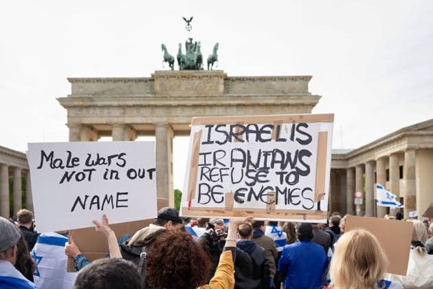 News Themen der Woche KW15 2024-04-14,Berlin,Pro-Israel-Demo am Pariser Platz vor dem Brandenburger Tor nach Irans Angriff auf Israel protestieren Hunderte von Menschen. *** 2024 04 14,Berlin,Pro Israel demonstration at Pariser Platz in front of the Brandenburg Gate after Irans attack on Israel, hundreds of people protest