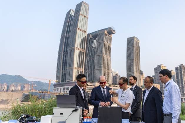 Bilder des Jahres 2024, News 04 April News Themen der Woche KW15 News Bilder des Tages (240414) -- CHONGQING, April 14, 2024 -- Federal Chancellor of Germany Olaf Scholz learns about a Sino-German cooperative scientific research project on water monitoring in Jiangbeizui, southwest China s Chongqing Municipality, April 14, 2024. Scholz arrived in Chongqing Municipality on Sunday to kick off his three-day official visit to China at the invitation of Chinese Premier Li Qiang. ) CHINA-CHONGQING-GERMANY-FEDERAL CHANCELLOR-ARRIVAL (CN) HuangxWei 