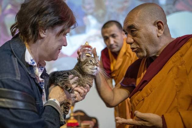 News Themen der Woche KW15 News Bilder des Tages Russia Buddhist Festival 8662168 14.04.2024 Geshe Tsewang Dorje, the head of the delegation of Himalayan monks, blesses a dog as part of the Buddhist Good Luck held in Moscow, Russia. Kirill Zykov Moscow Russia  Copyright: xKirillxZykovx