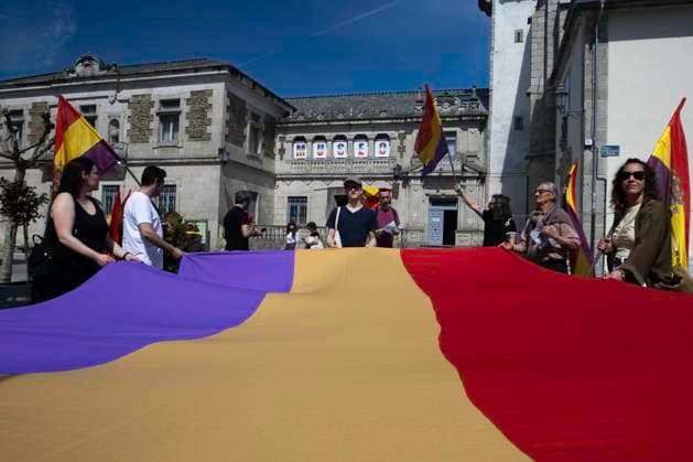 News Themen der Woche KW15 News Bilder des Tages April 14, 2024: Lugo, Spain. In commemoration of the proclamation of the Second Spanish Republic, occurred on April 14 of 1931, the Republican Board of Lugo organized a walk through the center of the city visiting points of historical importance. - ZUMAl178 20240414_znp_l178_008 Copyright: xCristianxLeyvax