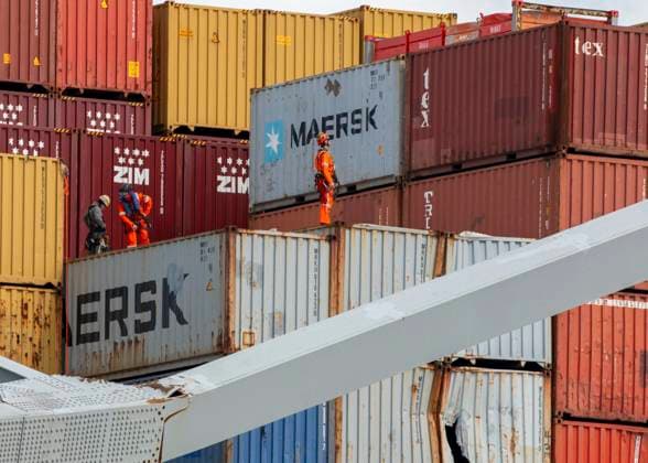April 7, 2024, Dundalk, Md, United States of America: Salvage operators assess damaged containers aboard the cargo vessel MV Dali as work continues to untangle the ship from the collapsed Francis Scott Key Bridge, April 7, 2024 near Dundalk, Maryland. The bridge was struck by the 984-foot container ship on March 26th and collapsed killing six workers. Dundalk United States of America - ZUMAp138 20240407_zaa_p138_002 Copyright: xDylanxBurnell Usacex