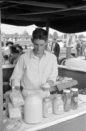 Concessionaire making a hamburger, state fair, Donaldsonville, Louisiana, 1938 (b w photo) 8782689 Concessionaire making a hamburger, state fair, Donaldsonville, Louisiana, 1938 (b w photo) by Lee, Russell (1903-86); Private Collection; (add.info.: By Lee Russell). Copyright: xBridgemanxImagesx 8782689