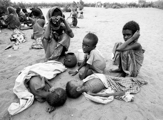 Archivbilder der Woche KW16 KEN , KENIA : Familien , die Opfer der Duerre geworden sind , warten in einem Feeding Centre in Wajir , Juni 1992 KEN , KENYA : Drought victims are waiting in a feeding centre in Wajir , June 1992 *** KEN , KENYA Drought victims are waiting in a feeding center in Wajir , June 1992 KEN , KENYA Drought victims are waiting in a feeding center in Wajir , June 1992