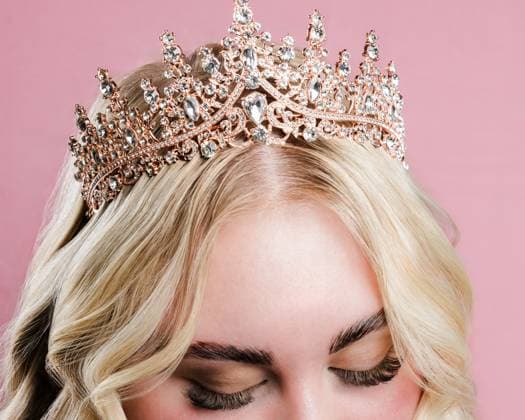 Creative Highlights Symbolbilder Studio portrait on pink background of young lady wearing tiara United States, Montana, Missoula R_VBED24041279-1394901-01 ,model released, Symbolfoto