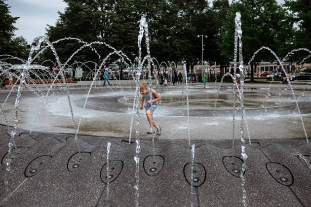 IMAGO Creative: Sommer, Sommertage im Stadtpark Child playing in city fountain in Chicago Illinois Chicago, Illinois, United States R_WEKW24041126-1397444-01 ,model released, Symbolfoto