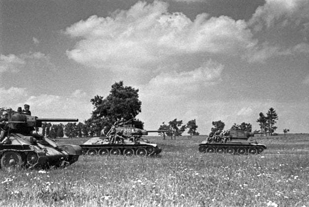Archivbilder der Woche KW16 Great Patriotic War, 1941-1945 8662404 27.08.1944 Great Patriotic War, 1941-1945. Iasi-Chisinau offensive operation of the troops of the 2nd and 3rd Ukrainian fronts in cooperation with the Black Sea Fleet and the Danube military flotilla (August 20-29, 1944). Attack of the 27th separate Guards Tank Brigade of the 2nd Ukrainian Front near the city of Iasi. Knorring Yassy Romania  Copyright: xKnorringx