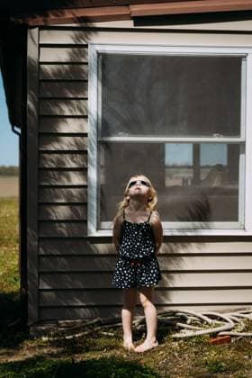 Creative Highlights Symbolbilder Child looking up at solar eclipse with crescent shadows McClure, Illinois, United States CR_WEKW24041108-1396557-01 ,model released, Symbolfoto