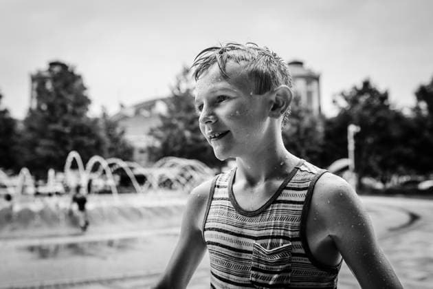 IMAGO Creative, Jahreszeit Sommer, Hitze Creative Highlights Symbolbilder Child covered in water drops at city fountain during summer Chicago, Illinois, United States CR_WEKW24041126-1397450-01 ,model released, Symbolfoto