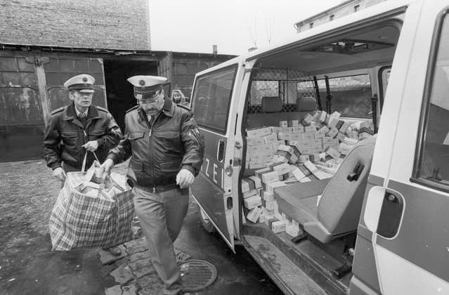 Archivbilder der Woche KW16 Zigarettenschmuggel 05.07.1997,Chemnitz, Strasse der Nationen 132,Polizei beschlagnahmt von Vietnamesen Schmuggelzigaretten, sie wurden im Hinterhof in einer Garage gefunden *** Cigarette smuggling 05 07 1997,Chemnitz, Strasse der Nationen 132,police confiscated smuggled cigarettes from Vietnamese, they were found in the backyard in a garage