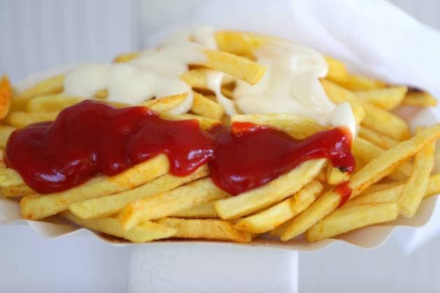 14.04.2024, Düsseldorf, Schale mit Pommes Rot-Weiss (Ketchup und Majonaise) Nordrhein Westfalen Deutschland *** 14 04 2024, Düsseldorf, bowl of chips with red and white ketchup and mayonnaise North Rhine-Westphalia Germany
