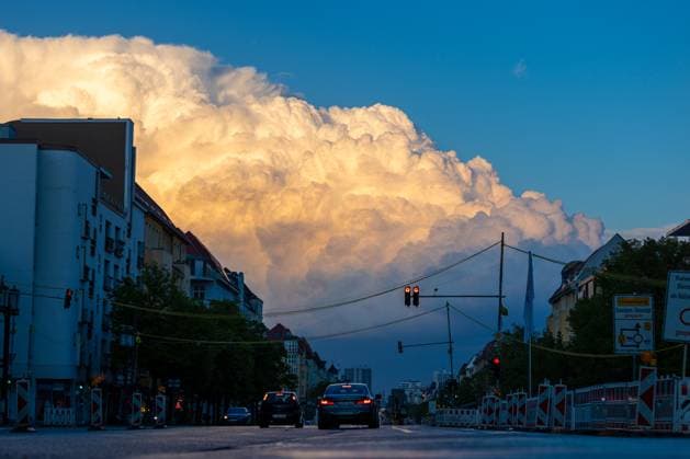 News Themen der Woche KW16 News Bilder des Tages Ungewöhnliche Wolkenformation am Himmel über Berlin Deutschland, Berlin am 15.04.2024: Gegen 19h Abends gab es ein Mischung aus blauem Himmel, Sonne, Gewitterwolken, Donner, Hagel und Regenbogen. *** Unusual cloud formation in the sky over Berlin Germany, Berlin on 15 04 2024 Around 19h in the evening there was a mixture of blue sky, sun, thunderclouds, thunder, hail and rainbow
