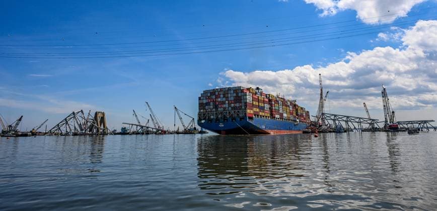 Bilder des Jahres 2024, News 04 April News Themen der Woche KW16 April 15, 2024, Baltimore, Maryland, USA: Crane barges surround the container ship Dali and the wreckage of the Francis Scott Key Bridge two weeks after the catastrophic collapse. FBI agents on Monday boarded the Dali, the container ship that struck the Francis Scott Key Bridge nearly three weeks ago. Baltimore USA - ZUMAm67_ 20240415_zaf_m67_009 Copyright: xJerryxJacksonx
