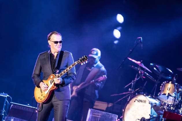 Bilder des Jahres 2024, Entertainment 04 April Entertainment Themen der Woche KW16 Der us-amerikanische Gitarrist und Sänger Joe Bonamassa bei seinem Tourstop in der Quarterback Immobilien Arena Leipzig. Der Bluesgitarrist gilt heute bereits als Rocklegende und hat bereits als Jugendlicher mit Größen wie BB King, Eric Clapton und Jeff Beck gespielt. Joe Bonamassa Leipzig *** The us American guitarist and singer Joe Bonamassa on his tour stop at the Quarterback Immobilien Arena Leipzig The blues guitarist is already considered a rock legend and played with greats such as BB King, Eric Clapton and Jeff Beck as a teenager Joe Bonamassa Leipzig