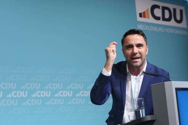 Blick am Sonnabend (13.04.2024) in der Stadthalle der Hanse- und Universitätsstadt Rostock auf den Parteitag der CDU des Landes Mecklenburg Vorpommern. Bei der Veranstaltung wählten die Delegierten Daniel Peters (Hier im Bild) zu ihrem neuen Landesvorsitzenden. Dazu wurde Philipp Amthor, MdB der neue Generalsekretär der Landes-CDU. Außerdem sprach der Bundes- und Fraktionsvorsitzende Friedrich Merz, MdB zu den Gästen. *** View on Saturday 13 04 2024 in the town hall of the Hanseatic and university city of Rostock at the party conference of the CDU of the state of Mecklenburg-Vorpommern At the event, the delegates elected Daniel Peters, pictured here, as their new state chairman Philipp Amthor, MdB, became the new Secretary General of the s