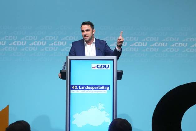 Blick am Sonnabend (13.04.2024) in der Stadthalle der Hanse- und Universitätsstadt Rostock auf den Parteitag der CDU des Landes Mecklenburg Vorpommern. Bei der Veranstaltung wählten die Delegierten Daniel Peters (Hier im Bild) zu ihrem neuen Landesvorsitzenden. Dazu wurde Philipp Amthor, MdB der neue Generalsekretär der Landes-CDU. Außerdem sprach der Bundes- und Fraktionsvorsitzende Friedrich Merz, MdB zu den Gästen. *** View on Saturday 13 04 2024 in the town hall of the Hanseatic and university city of Rostock at the party conference of the CDU of the state of Mecklenburg-Vorpommern At the event, the delegates elected Daniel Peters, pictured here, as their new state chairman Philipp Amthor, MdB, became the new Secretary General of the s