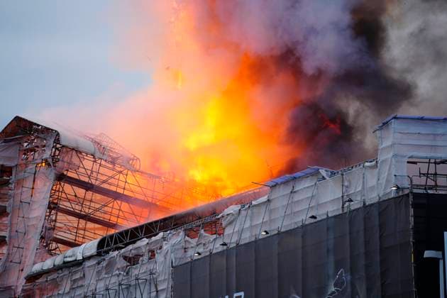 News Themen der Woche KW16 News Bilder des Tages The historic building Boersen is on fire in central Copenhagen in Denmark on Tuesday, April 16, 2024. A violent fire broke out Tuesday morning in the building, which is under renovation. The building was erected in the 1620s as a commercial building by King Christian IV and is located next to the Danish parliament. , Copenhagen Denmark *** The historic building Boersen is on fire in central Copenhagen in Denmark on Tuesday, April 16, 2024 A violent fire broke out Tuesday morning in the building, which is under renovation The building was erected in the 1620s as a commercial building by King Christian IV and is located next to the Danish parliament , Copenhagen Denmark  Copyright: IdaxMariexOdgaardx spdk20240416-082144-L