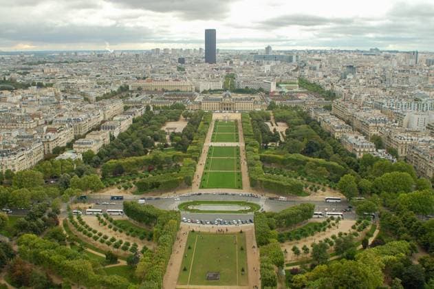 Urban Architecture of Paris A view of the urban architecture of Paris is being seen from the Eiffel Tower in Paris, France, on August 20, 2007. Pris France  Copyright: xCFOTOx originalFilename: cfoto-urbanarc240416_npXFe.jpg