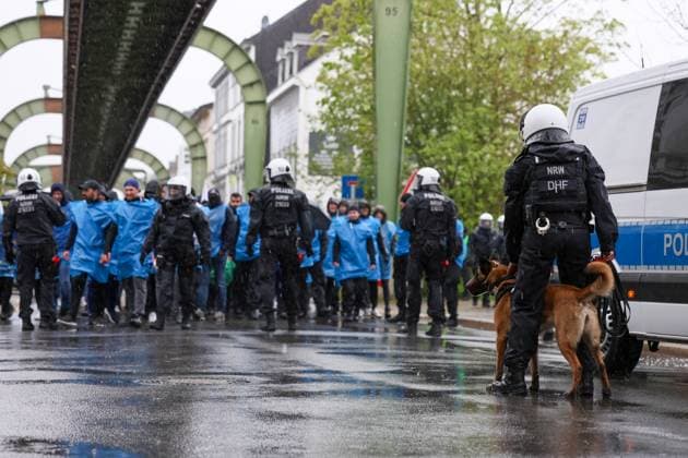 Derby zwischen den Rivalen Barfuß Remscheid und Vorwärts Wuppertal am Dienstagvormittag im Wuppertaler Stadion am Zoo. Großübung der Wuppertaler Polizei! Derby zwischen den Rivalen Barfuß Remscheid und Vorwärts Wuppertal am Dienstagvormittag im Wuppertaler Stadion am Zoo. Unter diesem Motto führte die Wuppertaler Polizei eine großangelegte Übung mit fiktiven Fußballfans in Wuppertal-Sonnborn durch. Rund 250 Kräfte der Einsatzhundertschaft, teilweise als Fußballfans, teils als aktive Einsatzkräfte nahmen an der Übung bei bestem Wuppertaler Wetter teil. Aus den Lautsprechern machte die Polizei zunächst Durchsagen: Herzlich Willkommen im sonnigen Sonnborn. Entfernen Sie die Vermummung und unterlassen