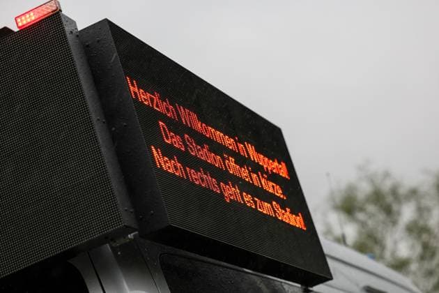 Derby zwischen den Rivalen Barfuß Remscheid und Vorwärts Wuppertal am Dienstagvormittag im Wuppertaler Stadion am Zoo. Großübung der Wuppertaler Polizei! Derby zwischen den Rivalen Barfuß Remscheid und Vorwärts Wuppertal am Dienstagvormittag im Wuppertaler Stadion am Zoo. Unter diesem Motto führte die Wuppertaler Polizei eine großangelegte Übung mit fiktiven Fußballfans in Wuppertal-Sonnborn durch. Rund 250 Kräfte der Einsatzhundertschaft, teilweise als Fußballfans, teils als aktive Einsatzkräfte nahmen an der Übung bei bestem Wuppertaler Wetter teil. Aus den Lautsprechern machte die Polizei zunächst Durchsagen: Herzlich Willkommen im sonnigen Sonnborn. Entfernen Sie die Vermummung und unterlassen