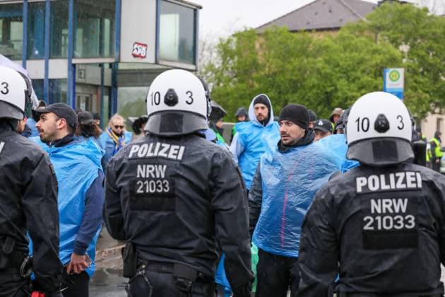 Derby zwischen den Rivalen Barfuß Remscheid und Vorwärts Wuppertal am Dienstagvormittag im Wuppertaler Stadion am Zoo. Großübung der Wuppertaler Polizei! Derby zwischen den Rivalen Barfuß Remscheid und Vorwärts Wuppertal am Dienstagvormittag im Wuppertaler Stadion am Zoo. Unter diesem Motto führte die Wuppertaler Polizei eine großangelegte Übung mit fiktiven Fußballfans in Wuppertal-Sonnborn durch. Rund 250 Kräfte der Einsatzhundertschaft, teilweise als Fußballfans, teils als aktive Einsatzkräfte nahmen an der Übung bei bestem Wuppertaler Wetter teil. Aus den Lautsprechern machte die Polizei zunächst Durchsagen: Herzlich Willkommen im sonnigen Sonnborn. Entfernen Sie die Vermummung und unterlassen