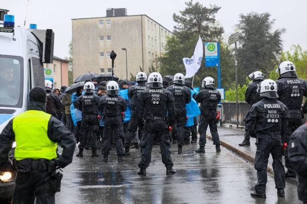 Derby zwischen den Rivalen Barfuß Remscheid und Vorwärts Wuppertal am Dienstagvormittag im Wuppertaler Stadion am Zoo. Großübung der Wuppertaler Polizei! Derby zwischen den Rivalen Barfuß Remscheid und Vorwärts Wuppertal am Dienstagvormittag im Wuppertaler Stadion am Zoo. Unter diesem Motto führte die Wuppertaler Polizei eine großangelegte Übung mit fiktiven Fußballfans in Wuppertal-Sonnborn durch. Rund 250 Kräfte der Einsatzhundertschaft, teilweise als Fußballfans, teils als aktive Einsatzkräfte nahmen an der Übung bei bestem Wuppertaler Wetter teil. Aus den Lautsprechern machte die Polizei zunächst Durchsagen: Herzlich Willkommen im sonnigen Sonnborn. Entfernen Sie die Vermummung und unterlassen