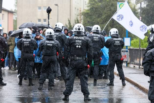 Derby zwischen den Rivalen Barfuß Remscheid und Vorwärts Wuppertal am Dienstagvormittag im Wuppertaler Stadion am Zoo. Großübung der Wuppertaler Polizei! Derby zwischen den Rivalen Barfuß Remscheid und Vorwärts Wuppertal am Dienstagvormittag im Wuppertaler Stadion am Zoo. Unter diesem Motto führte die Wuppertaler Polizei eine großangelegte Übung mit fiktiven Fußballfans in Wuppertal-Sonnborn durch. Rund 250 Kräfte der Einsatzhundertschaft, teilweise als Fußballfans, teils als aktive Einsatzkräfte nahmen an der Übung bei bestem Wuppertaler Wetter teil. Aus den Lautsprechern machte die Polizei zunächst Durchsagen: Herzlich Willkommen im sonnigen Sonnborn. Entfernen Sie die Vermummung und unterlassen