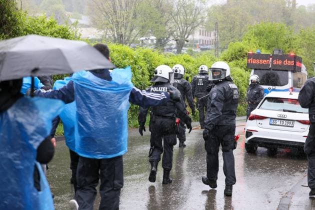 Derby zwischen den Rivalen Barfuß Remscheid und Vorwärts Wuppertal am Dienstagvormittag im Wuppertaler Stadion am Zoo. Großübung der Wuppertaler Polizei! Derby zwischen den Rivalen Barfuß Remscheid und Vorwärts Wuppertal am Dienstagvormittag im Wuppertaler Stadion am Zoo. Unter diesem Motto führte die Wuppertaler Polizei eine großangelegte Übung mit fiktiven Fußballfans in Wuppertal-Sonnborn durch. Rund 250 Kräfte der Einsatzhundertschaft, teilweise als Fußballfans, teils als aktive Einsatzkräfte nahmen an der Übung bei bestem Wuppertaler Wetter teil. Aus den Lautsprechern machte die Polizei zunächst Durchsagen: Herzlich Willkommen im sonnigen Sonnborn. Entfernen Sie die Vermummung und unterlassen