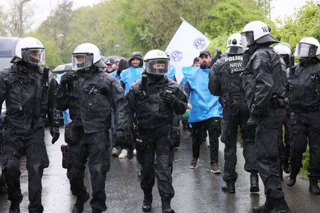 Derby zwischen den Rivalen Barfuß Remscheid und Vorwärts Wuppertal am Dienstagvormittag im Wuppertaler Stadion am Zoo. Großübung der Wuppertaler Polizei! Derby zwischen den Rivalen Barfuß Remscheid und Vorwärts Wuppertal am Dienstagvormittag im Wuppertaler Stadion am Zoo. Unter diesem Motto führte die Wuppertaler Polizei eine großangelegte Übung mit fiktiven Fußballfans in Wuppertal-Sonnborn durch. Rund 250 Kräfte der Einsatzhundertschaft, teilweise als Fußballfans, teils als aktive Einsatzkräfte nahmen an der Übung bei bestem Wuppertaler Wetter teil. Aus den Lautsprechern machte die Polizei zunächst Durchsagen: Herzlich Willkommen im sonnigen Sonnborn. Entfernen Sie die Vermummung und unterlassen