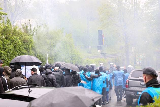 Derby zwischen den Rivalen Barfuß Remscheid und Vorwärts Wuppertal am Dienstagvormittag im Wuppertaler Stadion am Zoo. Großübung der Wuppertaler Polizei! Derby zwischen den Rivalen Barfuß Remscheid und Vorwärts Wuppertal am Dienstagvormittag im Wuppertaler Stadion am Zoo. Unter diesem Motto führte die Wuppertaler Polizei eine großangelegte Übung mit fiktiven Fußballfans in Wuppertal-Sonnborn durch. Rund 250 Kräfte der Einsatzhundertschaft, teilweise als Fußballfans, teils als aktive Einsatzkräfte nahmen an der Übung bei bestem Wuppertaler Wetter teil. Aus den Lautsprechern machte die Polizei zunächst Durchsagen: Herzlich Willkommen im sonnigen Sonnborn. Entfernen Sie die Vermummung und unterlassen
