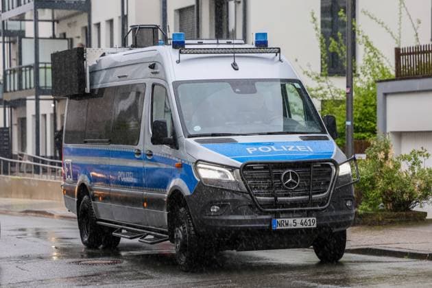 Derby zwischen den Rivalen Barfuß Remscheid und Vorwärts Wuppertal am Dienstagvormittag im Wuppertaler Stadion am Zoo. Großübung der Wuppertaler Polizei! Derby zwischen den Rivalen Barfuß Remscheid und Vorwärts Wuppertal am Dienstagvormittag im Wuppertaler Stadion am Zoo. Unter diesem Motto führte die Wuppertaler Polizei eine großangelegte Übung mit fiktiven Fußballfans in Wuppertal-Sonnborn durch. Rund 250 Kräfte der Einsatzhundertschaft, teilweise als Fußballfans, teils als aktive Einsatzkräfte nahmen an der Übung bei bestem Wuppertaler Wetter teil. Aus den Lautsprechern machte die Polizei zunächst Durchsagen: Herzlich Willkommen im sonnigen Sonnborn. Entfernen Sie die Vermummung und unterlassen