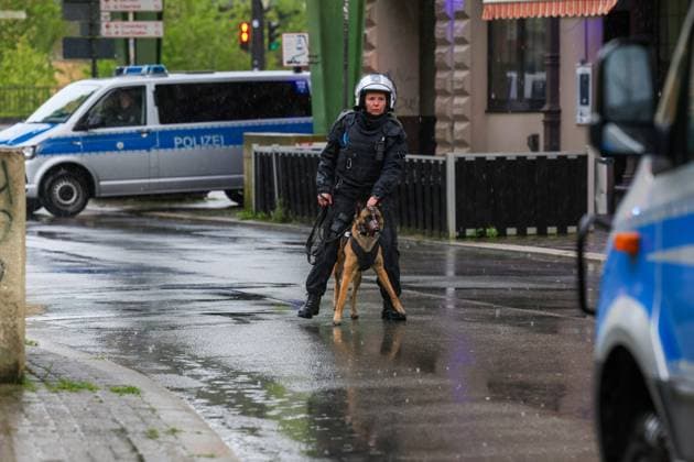 Derby zwischen den Rivalen Barfuß Remscheid und Vorwärts Wuppertal am Dienstagvormittag im Wuppertaler Stadion am Zoo. Großübung der Wuppertaler Polizei! Derby zwischen den Rivalen Barfuß Remscheid und Vorwärts Wuppertal am Dienstagvormittag im Wuppertaler Stadion am Zoo. Unter diesem Motto führte die Wuppertaler Polizei eine großangelegte Übung mit fiktiven Fußballfans in Wuppertal-Sonnborn durch. Rund 250 Kräfte der Einsatzhundertschaft, teilweise als Fußballfans, teils als aktive Einsatzkräfte nahmen an der Übung bei bestem Wuppertaler Wetter teil. Aus den Lautsprechern machte die Polizei zunächst Durchsagen: Herzlich Willkommen im sonnigen Sonnborn. Entfernen Sie die Vermummung und unterlassen