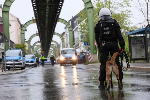 Derby zwischen den Rivalen Barfuß Remscheid und Vorwärts Wuppertal am Dienstagvormittag im Wuppertaler Stadion am Zoo. Großübung der Wuppertaler Polizei! Derby zwischen den Rivalen Barfuß Remscheid und Vorwärts Wuppertal am Dienstagvormittag im Wuppertaler Stadion am Zoo. Unter diesem Motto führte die Wuppertaler Polizei eine großangelegte Übung mit fiktiven Fußballfans in Wuppertal-Sonnborn durch. Rund 250 Kräfte der Einsatzhundertschaft, teilweise als Fußballfans, teils als aktive Einsatzkräfte nahmen an der Übung bei bestem Wuppertaler Wetter teil. Aus den Lautsprechern machte die Polizei zunächst Durchsagen: Herzlich Willkommen im sonnigen Sonnborn. Entfernen Sie die Vermummung und unterlassen