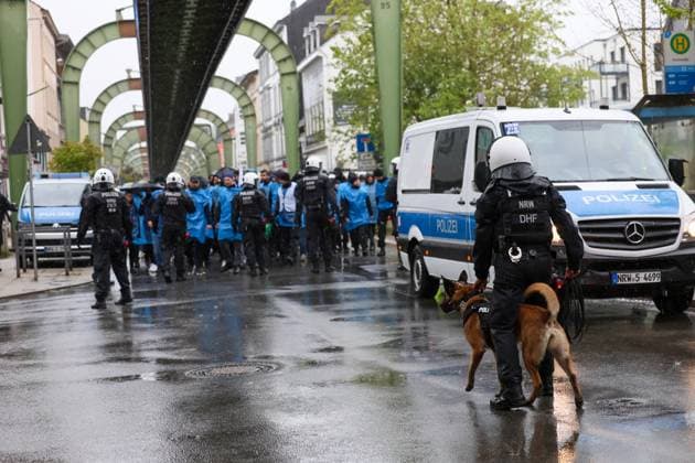 Derby zwischen den Rivalen Barfuß Remscheid und Vorwärts Wuppertal am Dienstagvormittag im Wuppertaler Stadion am Zoo. Großübung der Wuppertaler Polizei! Derby zwischen den Rivalen Barfuß Remscheid und Vorwärts Wuppertal am Dienstagvormittag im Wuppertaler Stadion am Zoo. Unter diesem Motto führte die Wuppertaler Polizei eine großangelegte Übung mit fiktiven Fußballfans in Wuppertal-Sonnborn durch. Rund 250 Kräfte der Einsatzhundertschaft, teilweise als Fußballfans, teils als aktive Einsatzkräfte nahmen an der Übung bei bestem Wuppertaler Wetter teil. Aus den Lautsprechern machte die Polizei zunächst Durchsagen: Herzlich Willkommen im sonnigen Sonnborn. Entfernen Sie die Vermummung und unterlassen