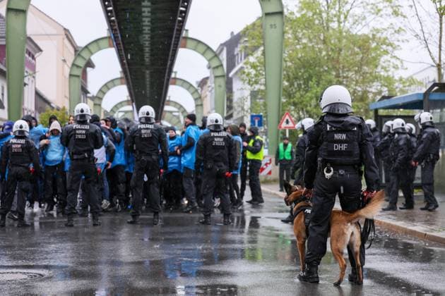 Derby zwischen den Rivalen Barfuß Remscheid und Vorwärts Wuppertal am Dienstagvormittag im Wuppertaler Stadion am Zoo. Großübung der Wuppertaler Polizei! Derby zwischen den Rivalen Barfuß Remscheid und Vorwärts Wuppertal am Dienstagvormittag im Wuppertaler Stadion am Zoo. Unter diesem Motto führte die Wuppertaler Polizei eine großangelegte Übung mit fiktiven Fußballfans in Wuppertal-Sonnborn durch. Rund 250 Kräfte der Einsatzhundertschaft, teilweise als Fußballfans, teils als aktive Einsatzkräfte nahmen an der Übung bei bestem Wuppertaler Wetter teil. Aus den Lautsprechern machte die Polizei zunächst Durchsagen: Herzlich Willkommen im sonnigen Sonnborn. Entfernen Sie die Vermummung und unterlassen