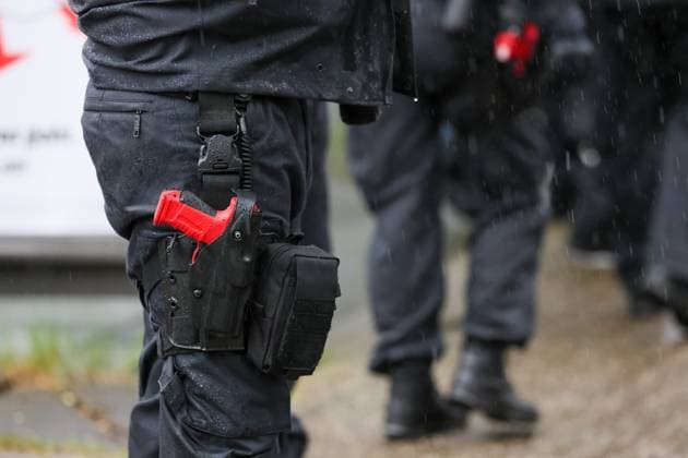 Derby zwischen den Rivalen Barfuß Remscheid und Vorwärts Wuppertal am Dienstagvormittag im Wuppertaler Stadion am Zoo. Großübung der Wuppertaler Polizei! Derby zwischen den Rivalen Barfuß Remscheid und Vorwärts Wuppertal am Dienstagvormittag im Wuppertaler Stadion am Zoo. Unter diesem Motto führte die Wuppertaler Polizei eine großangelegte Übung mit fiktiven Fußballfans in Wuppertal-Sonnborn durch. Rund 250 Kräfte der Einsatzhundertschaft, teilweise als Fußballfans, teils als aktive Einsatzkräfte nahmen an der Übung bei bestem Wuppertaler Wetter teil. Aus den Lautsprechern machte die Polizei zunächst Durchsagen: Herzlich Willkommen im sonnigen Sonnborn. Entfernen Sie die Vermummung und unterlassen