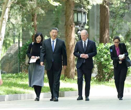 News Themen der Woche KW16 News Bilder des Tages (240416) -- BEIJING, April 16, 2024 -- Chinese President Xi Jinping and German Chancellor Olaf Scholz take a walk in Beijing, capital of China, April 16, 2024. Xi met with German Chancellor Olaf Scholz at the Diaoyutai State Guesthouse in Beijing on Tuesday. ) CHINA-BEIJING-XI JINPING-GERMAN CHANCELLOR-MEETING (CN) DingxHaitao 