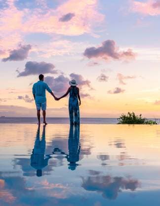 Creative Highlights Symbolbilder Young men and women watching sunset with reflection in the infinity pool at Saint Lucia Caribean men and women watching the sunset with reflection in the infinity swimming pool at Saint Lucia Caribbean, couple at infinity pool during sunset on a tropical island during summer holiday vacation ,model released, Symbolfoto Copyright: xZoonar.com FokkexBaarssenx 21362711 ,model released, Symbolfoto ,property released