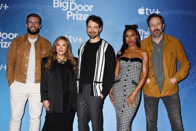 Entertainment Themen der Woche KW16 NEW YORK, NY - APRIL 16: Josh Segarra, Ally Maki, David West Read, Gabrielle Dennis and Chris OÕDowd at Apple TV+Õs ÔThe Big Door PrizeÕ Season 2 Photocall on April 16, 2024 at The Plaza Hotel in New York City. Copyright: xmpi099x